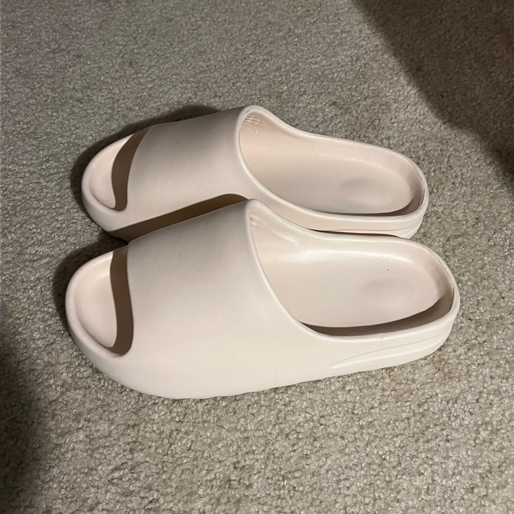 cream colored Yeezy slide replicas